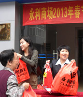 2013年春节到堤东街社区慰问困难家庭